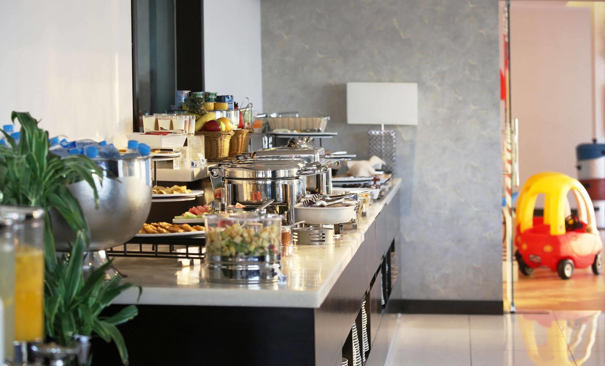 Ascott Tahlia Jeddah Apartment Bagian luar foto